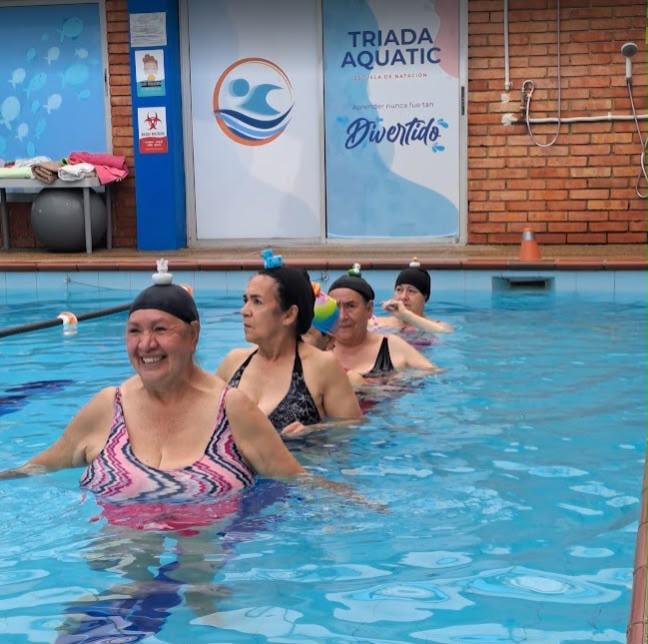 Participantes realizando una actividad grupal en una piscina
